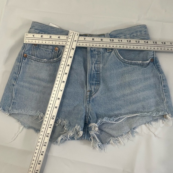 👖 Levi’s High-Waisted Distressed Button-Up Denim Shorts – Women’s Size 27 👖 - Picture 10 of 11